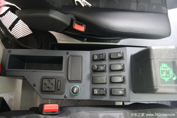 奔驰 Unimog系列 220马力 4X4 越野救护车(型号U4000)驾驶室图（38/58）