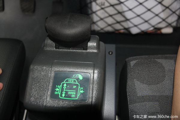 奔驰 Unimog系列 220马力 4X4 越野救护车(型号U4000)驾驶室图（36/58）