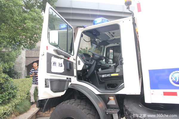 奔驰 Unimog系列 220马力 4X4 越野救护车(型号U4000)驾驶室图（4/58）