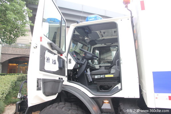 奔驰 Unimog系列 220马力 4X4 越野救护车(型号U4000)驾驶室图（2/58）