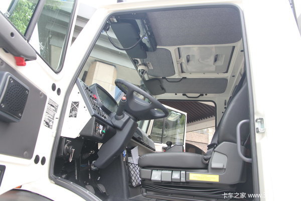 奔驰 Unimog系列 220马力 4X4 越野救护车(型号U4000)驾驶室图
