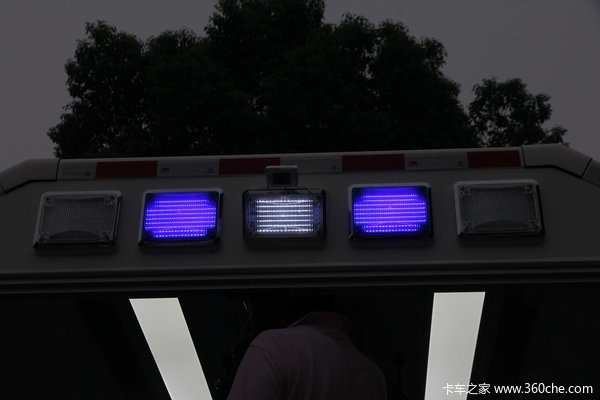 奔驰 Unimog系列 220马力 4X4 越野救护车(型号U4000)上装图（3/61）