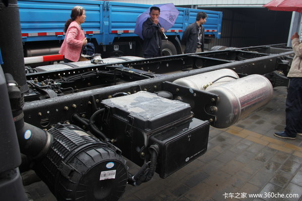 青岛解放 龙V中卡 160马力 4X2 厢式载货车(CA5168XXYYPK2L2E4A80-3)底盘图（10/29）