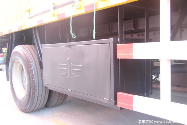 2013款解放 J6M重卡 240马力 6X2 厢式载货车(CA5250XXYP63K1L6T3E4)底盘图（22/27）
