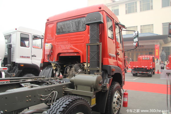 中国重汽 福泺 H5重卡 240马力 8X2 自卸车(ZZ3318KM0DK0)(底盘)外观图（5/13）