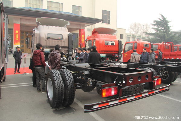 中国重汽 HOWO中卡 160马力 4X2 载货车(ZZ1127G421CD1)外观图（5/15）