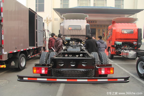 中国重汽 HOWO中卡 160马力 4X2 载货车(ZZ1127G421CD1)外观图（4/15）