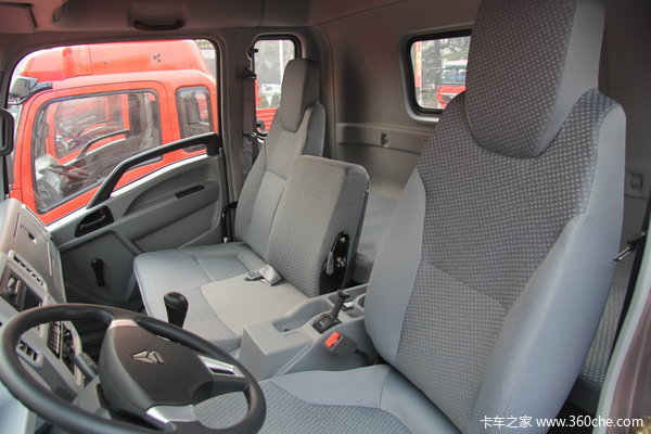 中国重汽 HOWO中卡 160马力 4X2 载货车(ZZ1127G421CD1)驾驶室图（5/19）