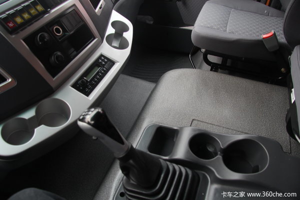 中国重汽 金王子重卡 340马力 6X4 自卸车(ZZ3251N3841D1)驾驶室图（19/30）