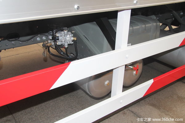 中国重汽 SITRAK C5H重卡 180马力 4X2 厢式载货车(ZZ5126XYZH451GD1)底盘图（2/6）