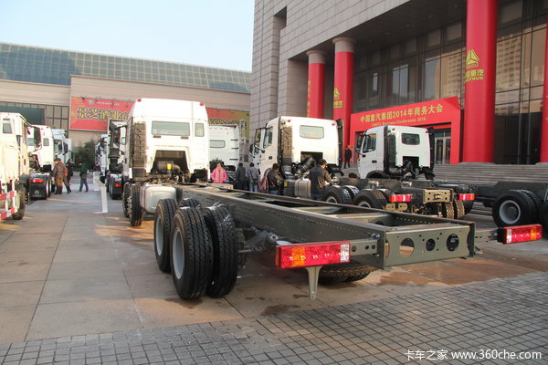 中国重汽 HOWO T5G重卡 310马力 8X4 载货车(底盘)外观图（5/12）