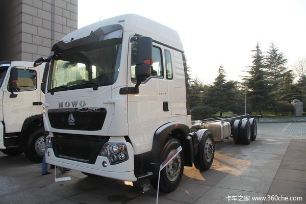 中国重汽 HOWO T5G重卡 310马力 8X4 载货车(底盘)外观图