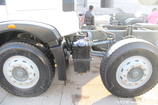 中国重汽 HOWO T5G重卡 310马力 8X4 载货车(底盘)底盘图
