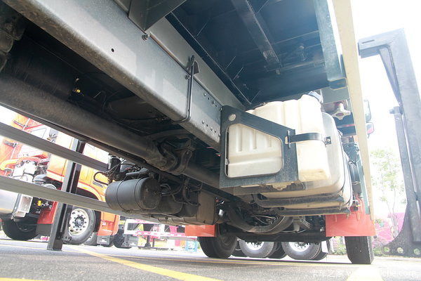 联合卡车U270 270马力 6X2 可交换箱体式载货车(SQR1251D5T2-E)底盘图（48/56）