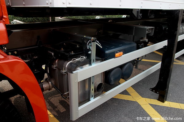 联合卡车U270 270马力 6X2 可交换箱体式载货车(SQR1251D5T2-E)底盘图（17/56）