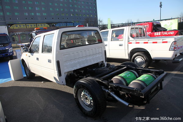 福田 萨普V 2.2L CNG/汽油双燃料 双排皮卡外观图（4/8）