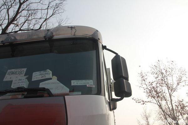 联合卡车U340 340马力 6X4 LNG自卸车(SQR3252N6T4)外观图（50/67）