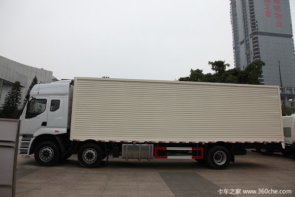 东风柳汽 霸龙重卡 245马力 6X2 排半厢式载货车(LZ5250XXYM5CA)外观图（4/18）