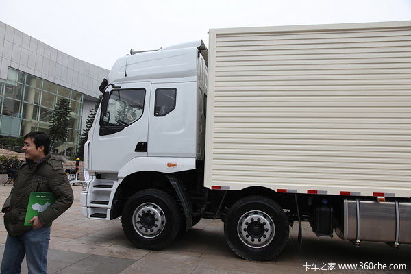 东风柳汽 霸龙重卡 245马力 6X2 排半厢式载货车(LZ5250XXYM5CA)外观图（3/18）