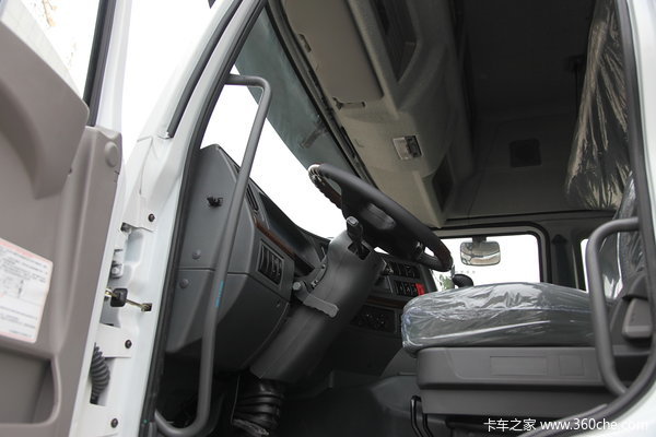 东风柳汽 霸龙重卡 245马力 6X2 排半厢式载货车(LZ5250XXYM5CA)驾驶室图（3/30）