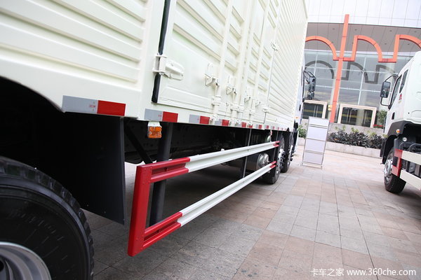 东风柳汽 霸龙重卡 245马力 6X2 排半厢式载货车(LZ5250XXYM5CA)上装图（8/11）