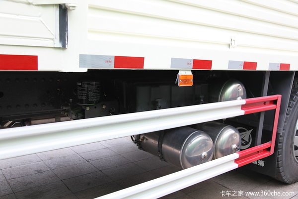 东风柳汽 霸龙重卡 245马力 6X2 排半厢式载货车(LZ5250XXYM5CA)上装图（7/11）