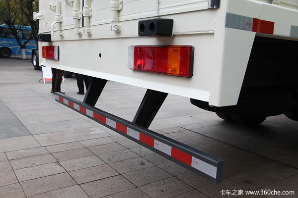 东风柳汽 霸龙重卡 245马力 6X2 排半厢式载货车(LZ5250XXYM5CA)上装图（6/11）
