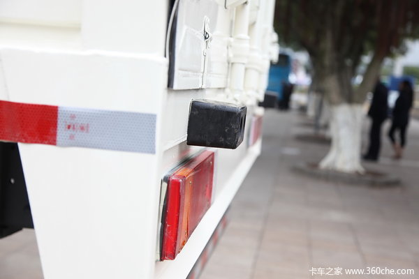 东风柳汽 霸龙重卡 245马力 6X2 排半厢式载货车(LZ5250XXYM5CA)上装图（4/11）