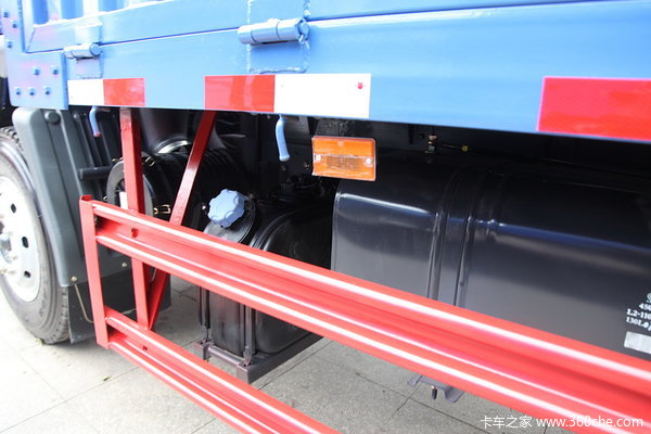 东风柳汽 乘龙中卡 160马力 4X2 排半载货车(LZ1160RAPA)底盘图（4/8）