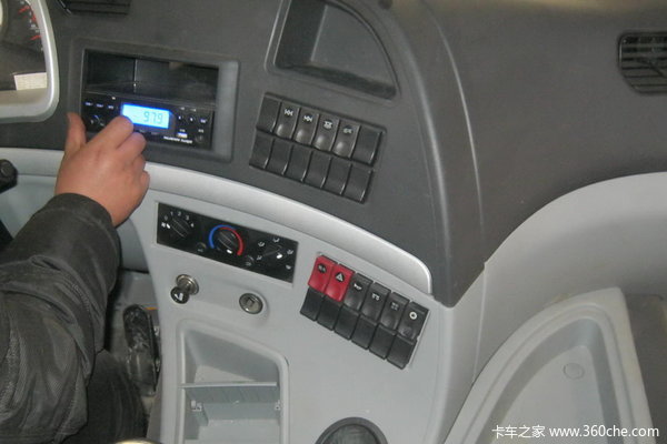 陕汽宝华 轩德重卡 310马力 6X4 自卸车(SX3250MP3)驾驶室图（4/6）