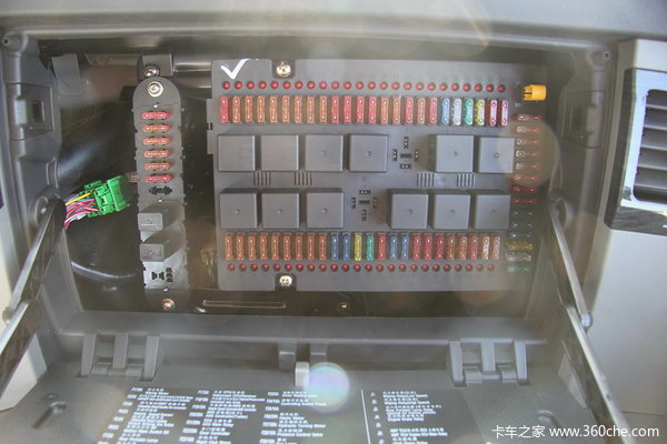 解放 J6P重卡 350马力 6X4 自卸车底盘(CA3250P66K2L1BT1AE4)驾驶室图（34/40）