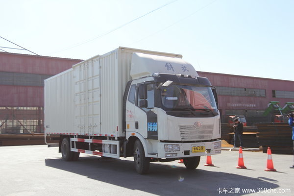 解放 J6L中卡 180马力 4X2 厢式载货车(CA5160XXYP62K1L5A1E4)外观图（8/34）