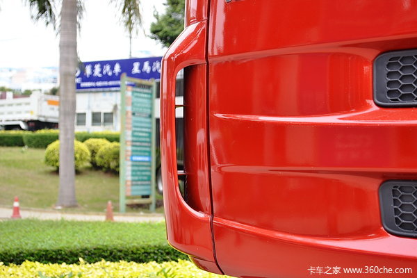 东风柳汽 霸龙重卡 320马力 8X4 排半载货车(底盘)(LZ1240M5FAT)外观图（15/39）