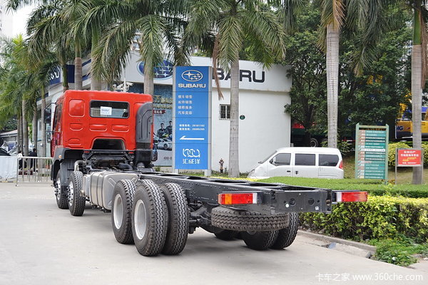 东风柳汽 霸龙重卡 320马力 8X4 排半载货车(底盘)(LZ1240M5FAT)外观图（4/39）