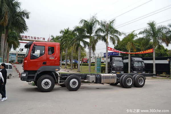 东风柳汽 霸龙重卡 320马力 8X4 排半载货车(底盘)(LZ1240M5FAT)外观图（3/39）