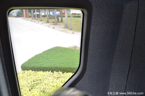 东风柳汽 霸龙重卡 320马力 8X4 排半载货车(底盘)(LZ1240M5FAT)驾驶室图（46/52）