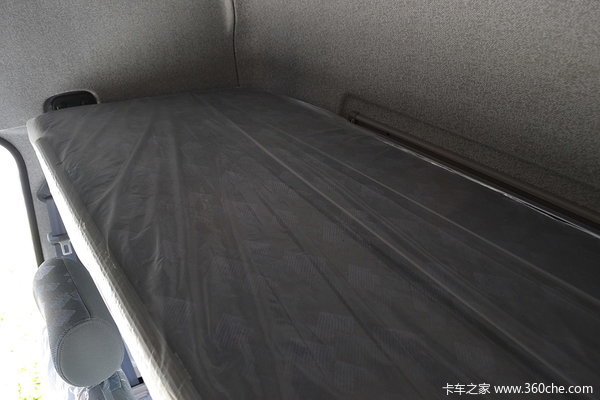 东风柳汽 乘龙中卡 220马力 6X2 排半载货车(底盘)驾驶室图（47/62）