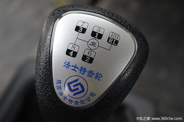 东风柳汽 乘龙中卡 220马力 6X2 排半载货车(底盘)驾驶室图（36/62）