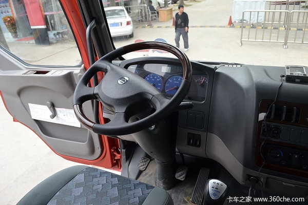 东风柳汽 乘龙中卡 220马力 6X2 排半载货车(底盘)驾驶室图（24/62）