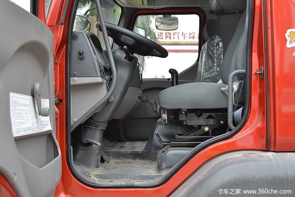 东风柳汽 乘龙中卡 220马力 6X2 排半载货车(底盘)驾驶室图（7/62）