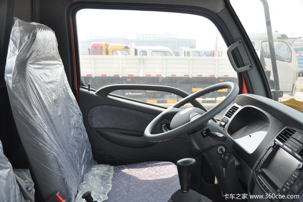 东风 多利卡L 140马力 4X2 4.82米单排栏板载货车(DFA1080L12D3)驾驶室图（13/18）