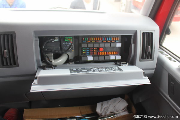 青岛解放 龙V中卡 160马力 4X2 排半栏板载货车(CA1168PK2L2E4A80)驾驶室图（18/26）