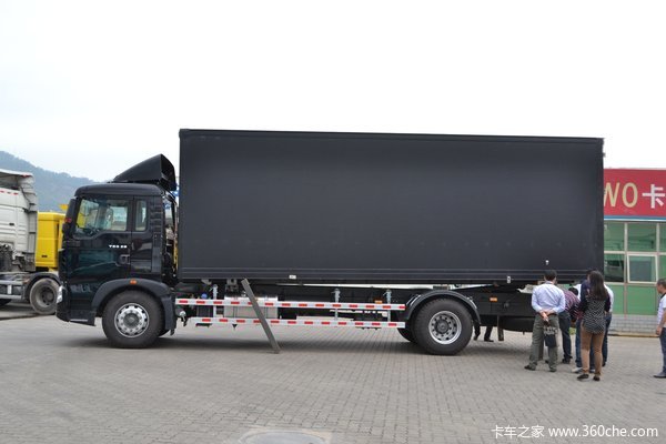 中国重汽 HOWO T5G重卡 280马力 4X2 厢式载货车(ZZ5167ZKXM561GD1)外观图（6/53）