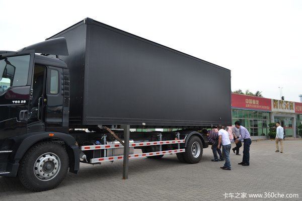中国重汽 HOWO T5G重卡 280马力 4X2 厢式载货车(ZZ5167ZKXM561GD1)外观图（5/53）