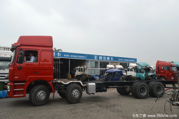 陕汽 德龙F3000重卡 336马力 8X4 载货车(底盘)(SX1316NR466)外观图（3/57）