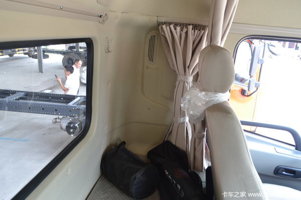 东风 天锦中卡 180马力 4X2 厢式载货车(底盘)(DFL5120XXYB9)驾驶室图（30/37）