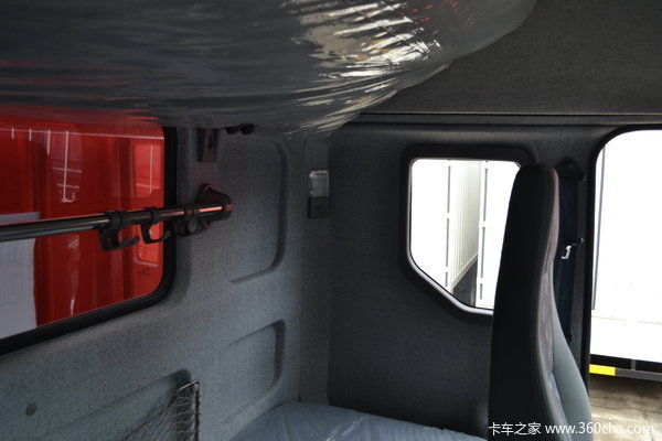 东风柳汽 霸龙重卡 280马力 8X4 排半载货车(LZ1311QELA)驾驶室图（44/52）