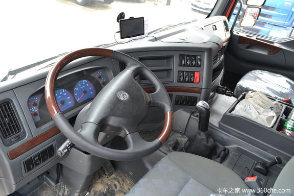 东风柳汽 霸龙重卡 280马力 8X4 排半载货车(LZ1311QELA)驾驶室图（14/52）