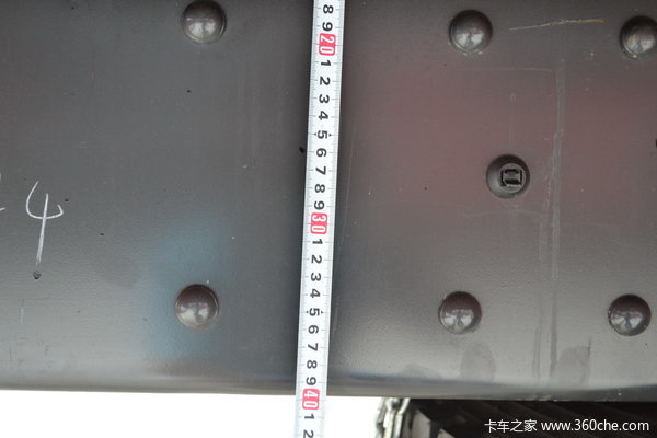 东风柳汽 霸龙重卡 280马力 8X4 排半载货车(LZ1311QELA)上装图（20/24）
