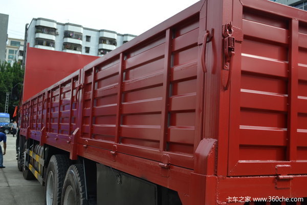 东风柳汽 霸龙重卡 280马力 8X4 排半载货车(LZ1311QELA)上装图（14/24）
